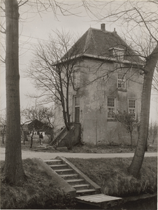 Kasteel Vuylcop. Gezicht op de toren. Op de voorgrond de Schalkwijksewetering met een trapje en een schropstoep.