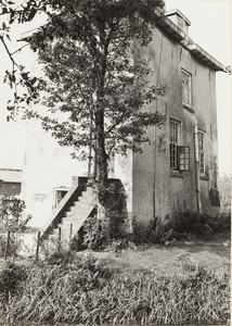  Kasteel Vuylcop. Gezicht op de toren, de voorgevel en de linkergevel.