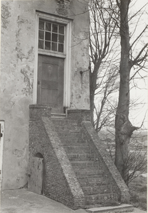  Kasteel Vuylcop. De trap en de toegangsdeur van de toren.