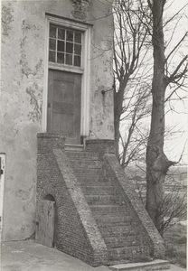 Kasteel Vuylcop. De trap en de toegangsdeur van de toren.