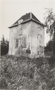 Kasteel Vuylcop. Gezicht op de toren, de voorgevel en de rechtergevel.