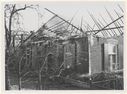 Boerderij Blokhoeve. Gedeelte van de voorgevel en linkerzijgevel van de afgebrande boerderij.