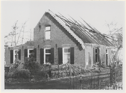 Boerderij Blokhoeve. De voorgevel en rechterzijgevel van de afgebrande boerderij.