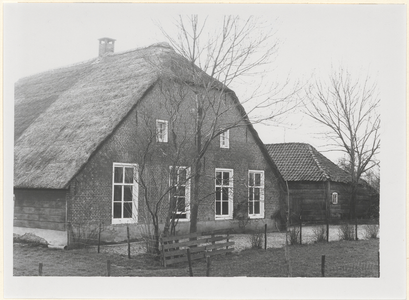 Boerderij De Snel. De voorgevel en een gedeelte van de houten schuur rechts naast de boerderij.