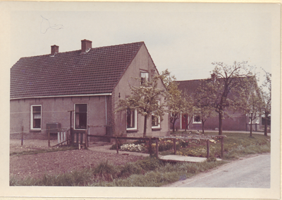  Twee woonhuizen langs de Beusichemseweg. De linker woning (fam. Vermeulen) staat er nog, de rechter woning (familie ...