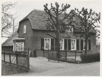  De voorgevel en de linkerzijgevel van boerderij Jonkheer Ramweg 11.