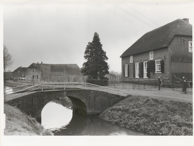  Boerderij Zeldzaam en de bij de boerderij behorende brug over de Schalkwijksewetering.