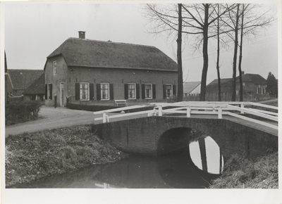  De boerderij en de daarbij behorende brug over de Schalkwijksewetering.