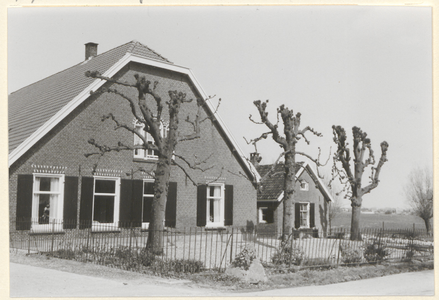 Boerderij Grijpestein. De voorgevel van de boerderij, het zomerhuis en drie leilinden.