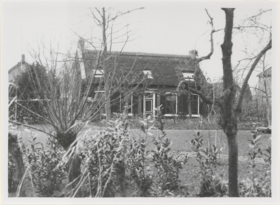 De voorgevel van boerderij De Molen. In de tuin voor de boerderij stond de Biesbosche korenmolen.