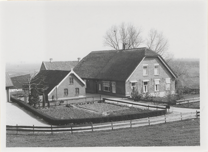  De boerderij met bijgebouwen gezien vanaf de Lekdijk.