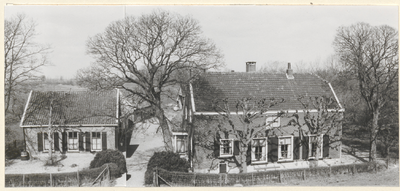  Boerderij Bloemestein met zomerhuis en leilinden gezien vanaf de Lekdijk.