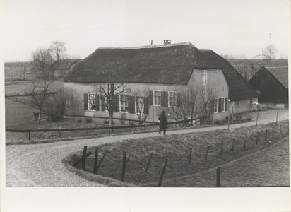  Gezicht vanaf de Lekdijk op boerderij De Eersbil.