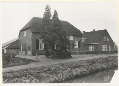  Gezicht op de voorgevel en de linkerzijgevel. Rechts het vormalige zomerhuis dat in 1947 verbouw is tot woning.