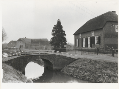  De brug over de Schalkwijksewetering behorend bij boerderij Overeind 42-43 met rechts de boerderij.