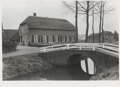  De brug over de Schalkwijksewetering behorend bij boerderij Overeind 45 met links de boerderij.