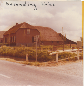  De voorgevel en de rechterzijgevel van de boerderij.