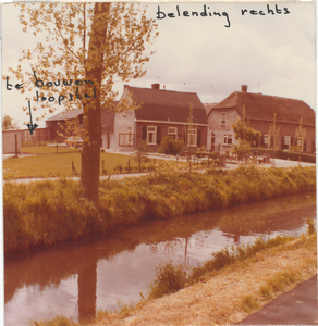  Foto van de locatie waar de bouw van een loopstal was gepland naast het voormalige zomerhuis.