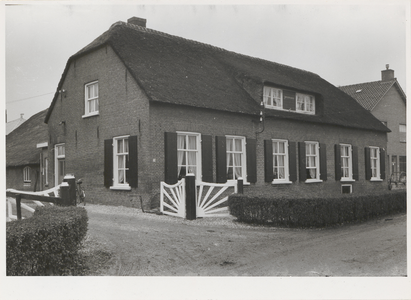  De voorgevel en de linkerzijgevel van boerderij Johannahoeve.