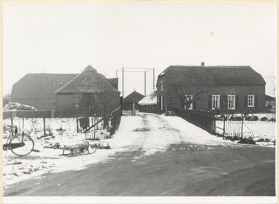  Boerderij De Poel gezien vanaf de Poeldijk. De voorste schuur, links, is vóór 1990 afgebroken.