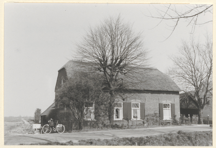  Gezicht op de voorgevel van boerderij Geerhoeve.