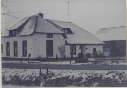  De voorgevel en de rechterzijgevel van de boerderij.