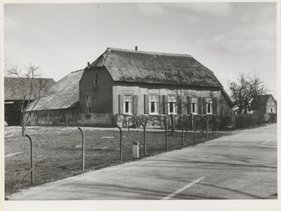  Gezicht op de voorgevel en de linkerzijgevel van de boerderij.