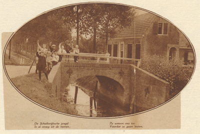 De Slotbrug gezien vanaf de Provincialeweg. Op de brug poseren tien kinderen. Op de achtergrond boerderij Overeind 2.