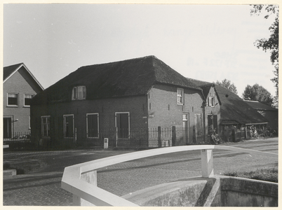  De boerderij die op de hoek van de Lagedijk en de Lange Uitweg stond. Deze boerderij is omstreeks 1990 gesloopt.