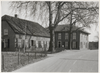  Boerdeij Sint Pieter met daarachter Het Dijkhuis.