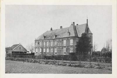  Gezicht op de rooms-katholieke Mariaschool gezien vanaf de Lagedijk. Gebouwd in 1883 op initiatief van pastoor ...