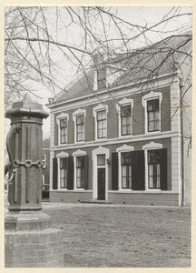  De voorzijde van de pastorie op de Brink met op de voorgrond de waterpomp.