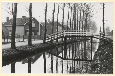  De Schalkwijksewetering met met twee kippenbruggetjes. Links de Lagedijk met enkele boerderijen.