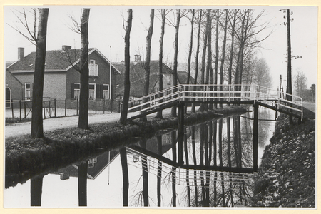  De Schalkwijksewetering met met twee kippenbruggetjes. Links de Lagedijk met enkele boerderijen.