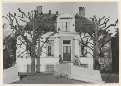  Het huis Rustenburg. Dit huis stond vóór het pand Provincialeweg 3 en het werd in 1972 gesloopt. Op de voorgrond de ...