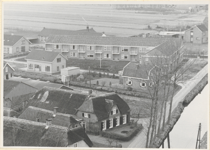  Gezicht vanaf de rooms-katholieke kerktoren op een gedeelte van de boerderijen en woningen aan de Lagedijk.