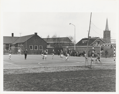  Basisschool St. Michiel. Handbalveld naast de school met recht de toren van de rooms-katholieke kerk.