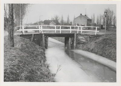  De houten brug over de Schalkwijksewetering bij boerderij Remus aan het Overeind.