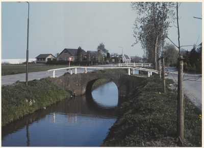  De brug behorende bij boerderij Overeind 45. Links de Provincialeweg en rechts het Overeind.