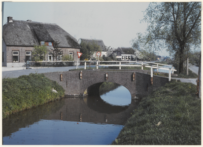  De Daambrug tussen de Provincialeweg en Overeind. Deze brug behoorde oorspronkelijk bij boerderij Overeind 37. Links ...
