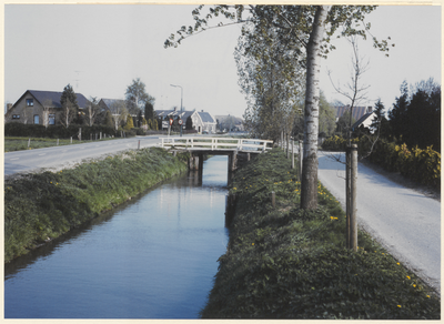  De houten brug over de Schalkwijksewetering bij boerderij Remus aan het Overeind.