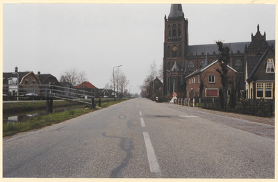  De Jonkheer Ramweg. Rechts de rooms-katholieke kerk en links de Schalkwijksewetering.