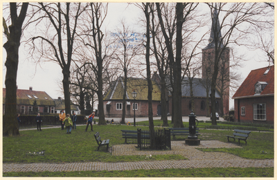  De Brink van Schalkwijk met spelende kinderen. Op de achtergrond de nederlands-hervormde kerk.
