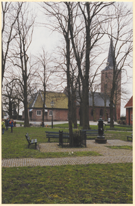  De Brink van Schalkwijk met spelende kinderen. Op de achtergrond de nederlands-hervormde kerk.