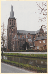  De rooms-katholieke kerk gezien vanaf de Lagedijk met de Schalkwijksewetering.