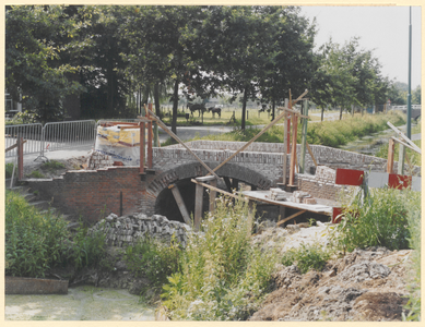  De brug over de Schalkwijksewetering bij boerderij Welgelegen tijdens de restauratie.