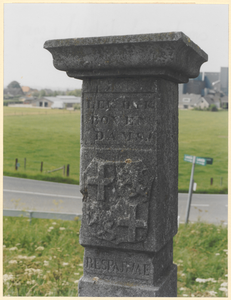  Achttiende eeuwse grenspaal van het Hoogheemraadschap van de Lekdijk Bovendams, staande op de dijk aan het einde van ...