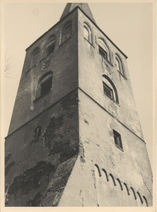  Detailfoto van de zuid- en westgevel van de toren van de nederlands-hervormde kerk.