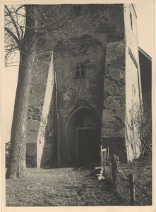  Detailfoto van de westgevel met de ingang van de toren van de nederlands-hervormde kerk.