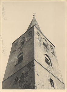 Detailfoto van de bovenste twee geledingen van de toren van de nederlands-hervormde kerk.